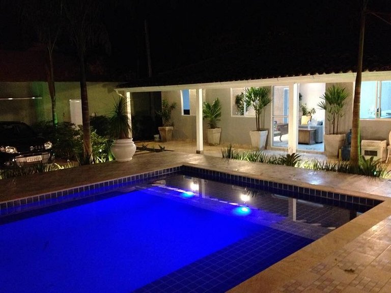 Linda Casa com piscina no Guarujá para 16 pessoas
