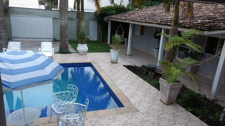 Linda Casa com piscina no Guarujá para 16 pessoas